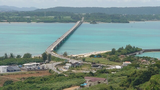 沖縄旅行　古宇利島から眺めた古宇利大橋